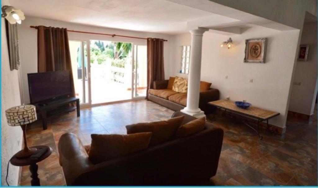 Posezení v ubytování Delightful 5 Bed Villa in Fuengirola costa del sol