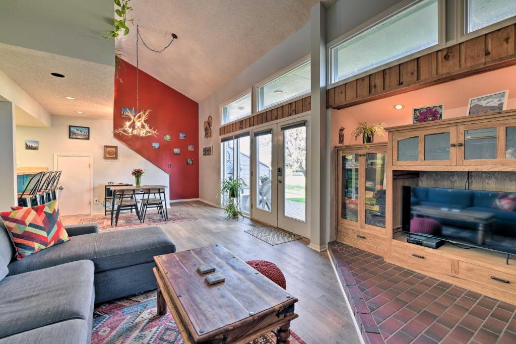 Χώρος καθιστικού στο Sunny Pagosa Springs Escape with Deck and Views!