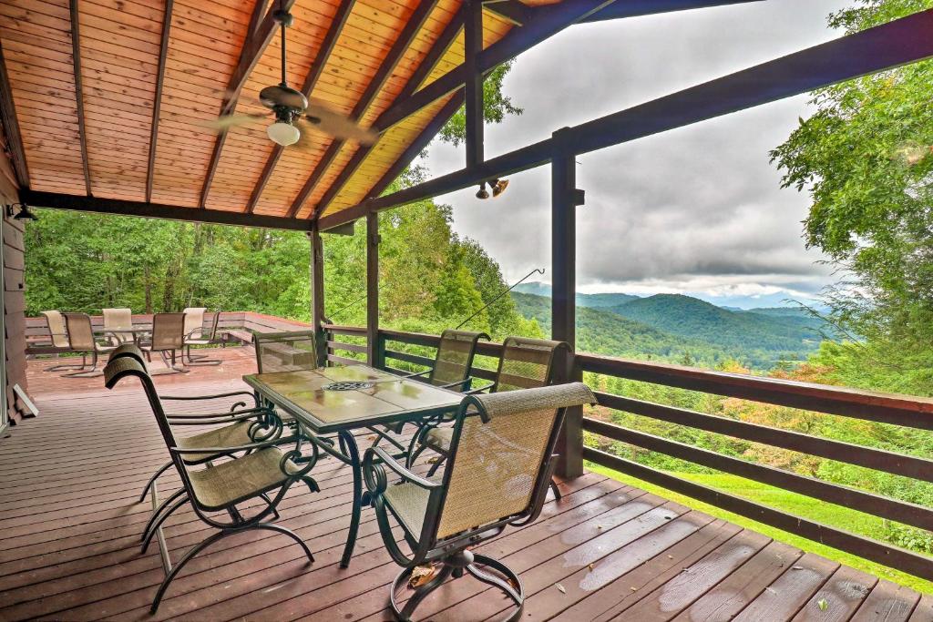d'une terrasse avec une table et des chaises. dans l'établissement Cozy Cullowhee Cabin with Breathtaking Views!, à Glenville