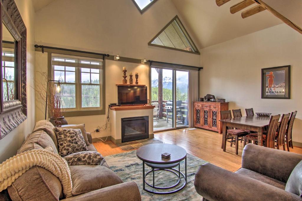Una sala de estar con un sofá y una chimenea. en Steps to Moonlight Basin Scenic Mtn Retreat!, en Big Sky