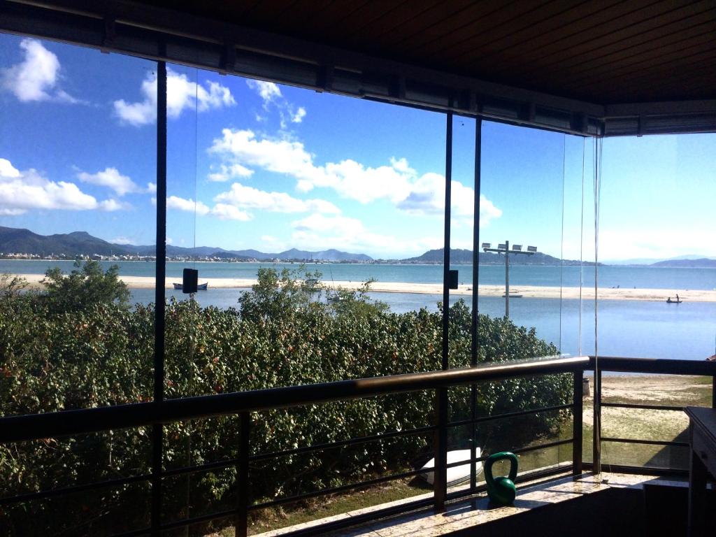 uma vista para o oceano a partir de um quarto com janelas em BEIRA DA PRAIA com VISTA TOTAL DO MAR em Florianópolis