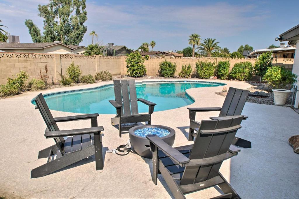 Bazén v ubytování Fire Pit, Heated Pool Central Tempe Escape! nebo v jeho okolí