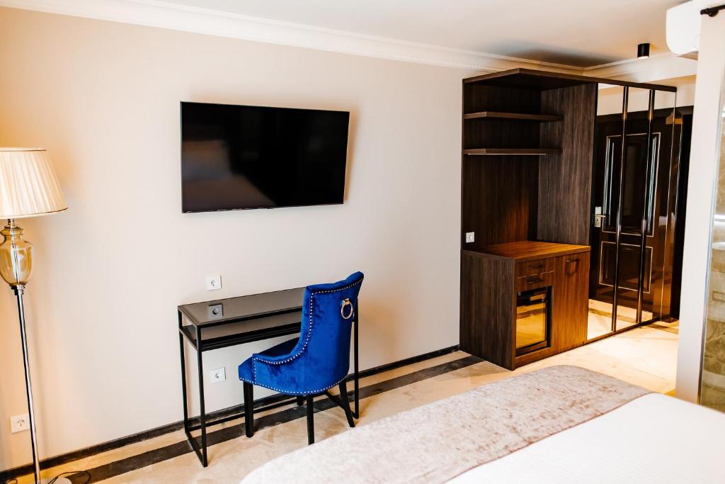 TV at/o entertainment center sa Lion's Hotel