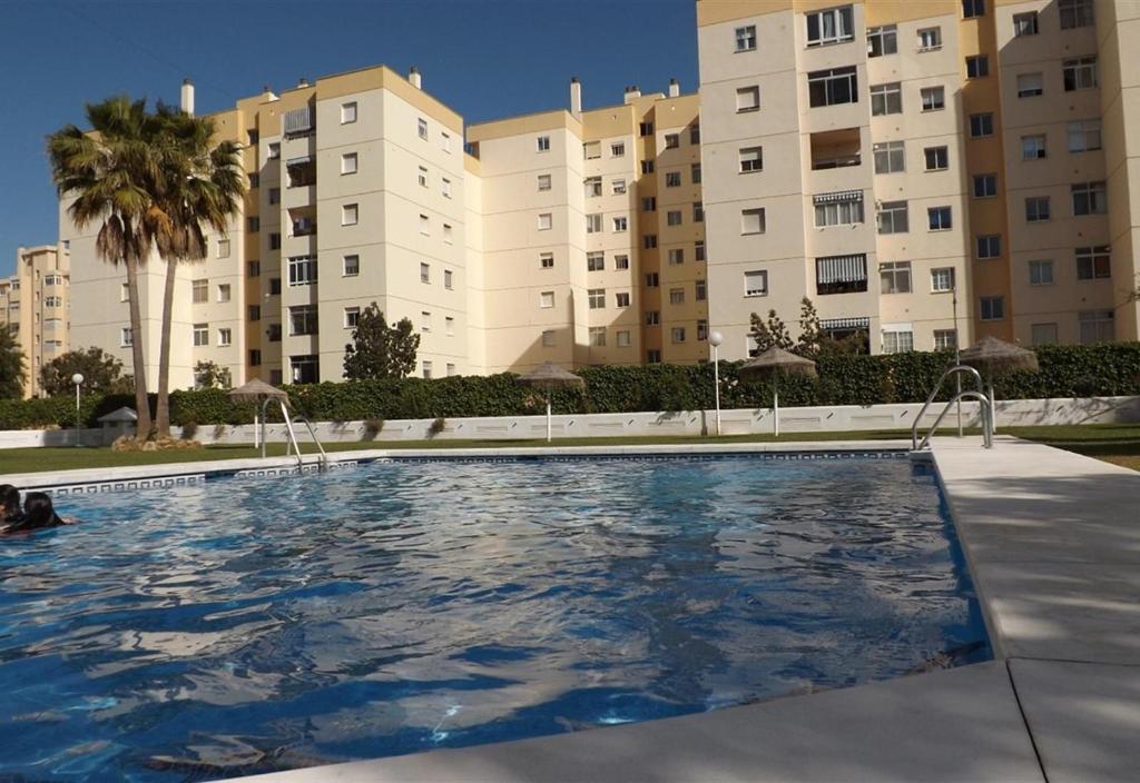 una piscina di fronte ad alcuni edifici di appartamenti di Apartment in Miramar Fuengirola I a Fuengirola