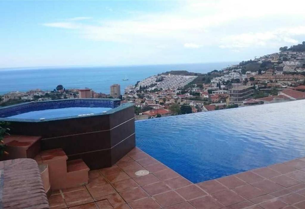 una piscina con vista al mar en Casa Montes Del Castillo, en Almuñécar