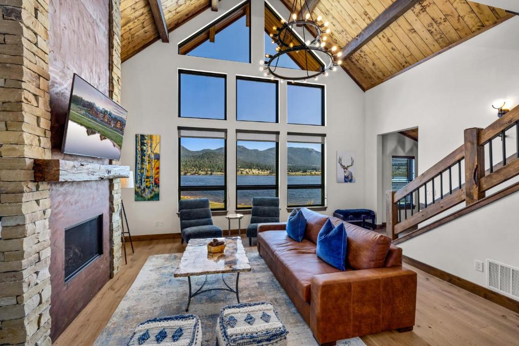 sala de estar con sofá y chimenea en Anglers Paradise - Located on Lake Estes, Fireplace, Two Large Patios, and Private Jacuzzi, en Estes Park