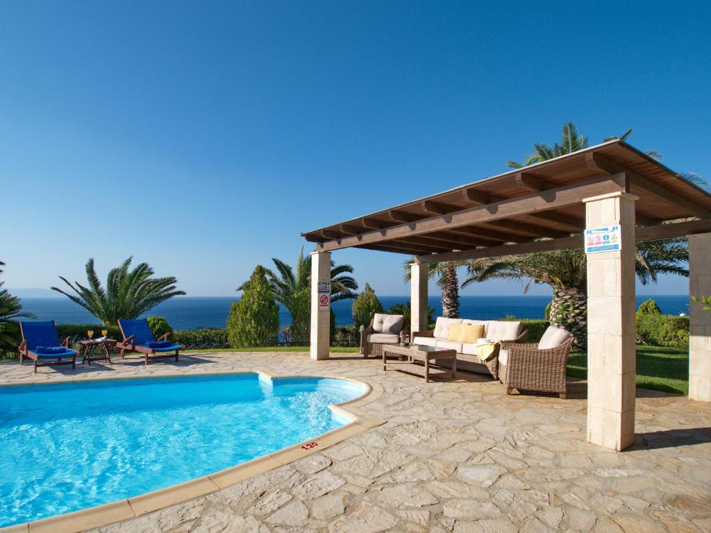 - une piscine avec pergola à côté d'une terrasse avec piscine dans l'établissement Villa Kephalos, à Spartià