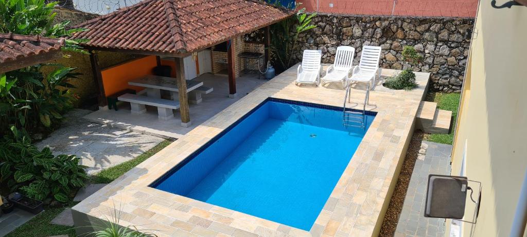 an overhead view of a swimming pool next to a house at Casa de Temporada in Juquei