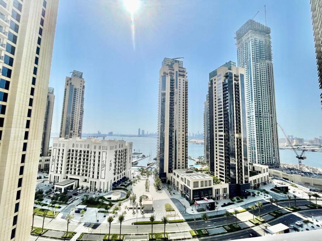 Nespecifikovaný výhled na destinaci Dubaj nebo výhled na město při pohledu z apartmánu