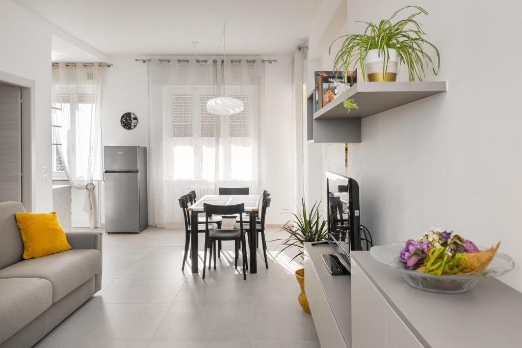 een keuken en een woonkamer met een bank en een tafel bij Civico40 Luminoso appartamento con balconi e garage privato in Verona
