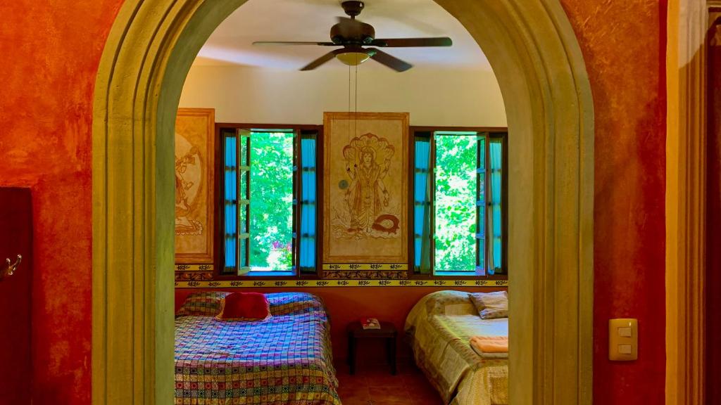 Postel nebo postele na pokoji v ubytování Gardenhotel Macan Ché B&B