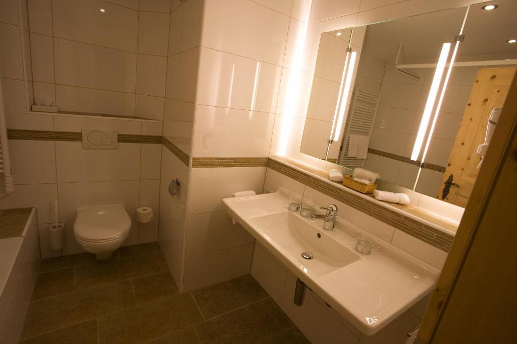 Koupelna v ubytování Hotel Seraina