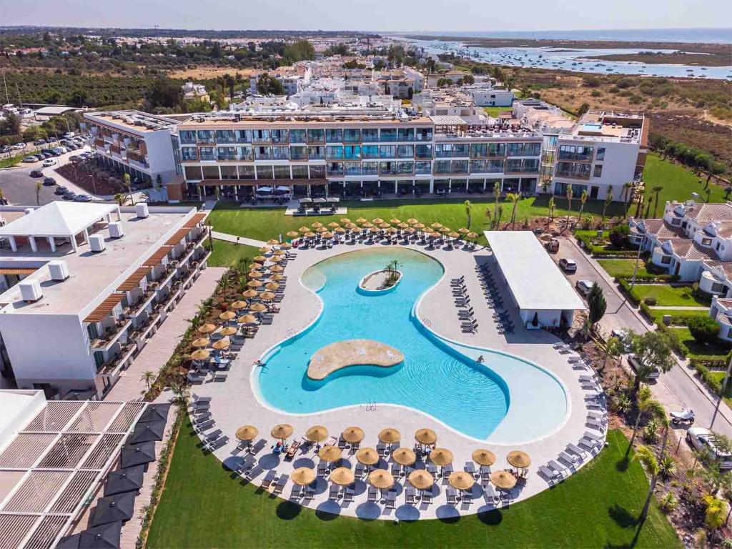 een luchtzicht op het resort met een zwembad bij AP Cabanas Beach & Nature - Adults Friendly in Cabanas de Tavira