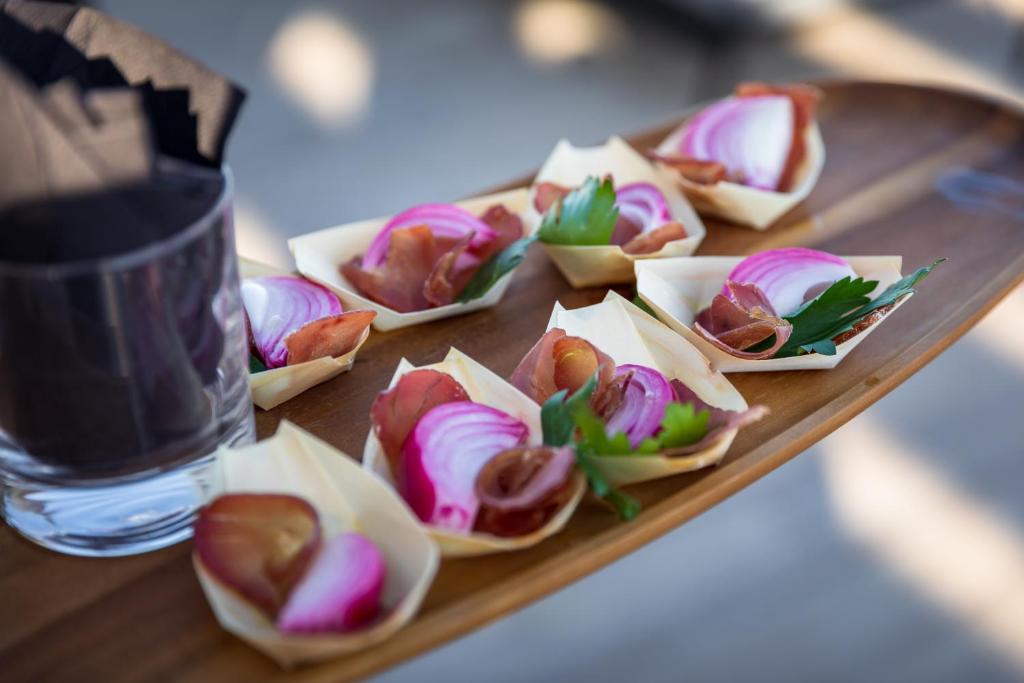 Eten bij of ergens in de buurt van het hotel

