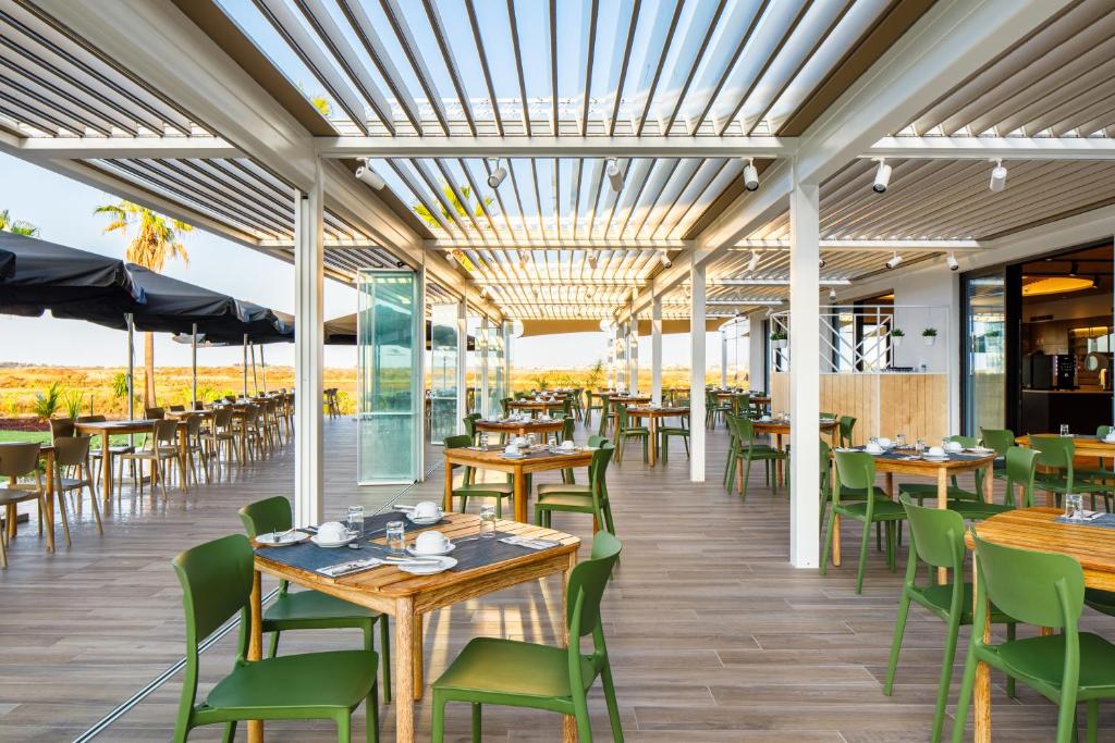 Een restaurant of ander eetgelegenheid bij AP Cabanas Beach & Nature - Adults Friendly