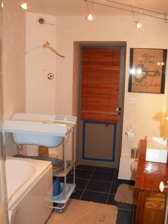 a bathroom with a tub and a sink and a toilet at Chambre d&#39;hôtes - Dodo et tartines in Bayeux
