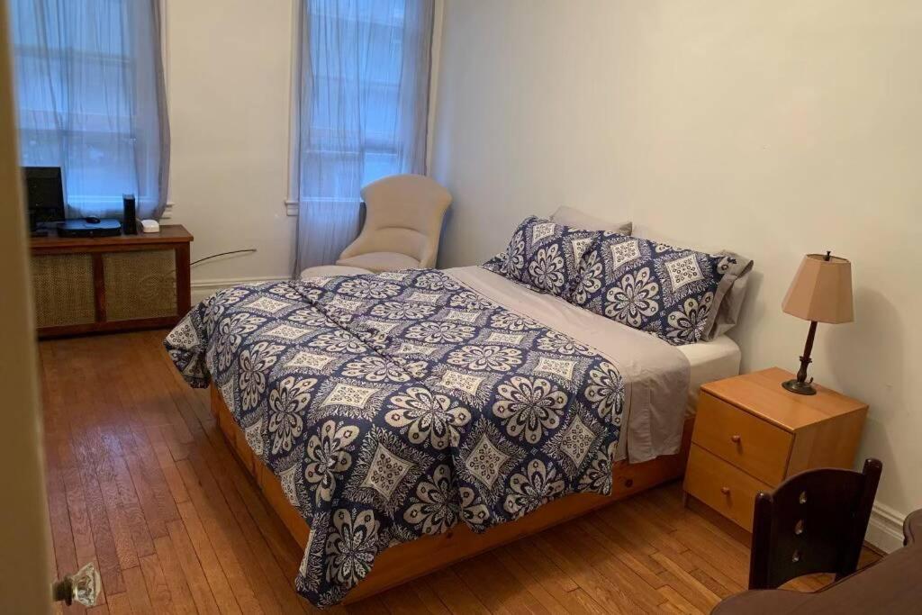 A bed or beds in a room at Cozy 2 bedroom apartment in Queens