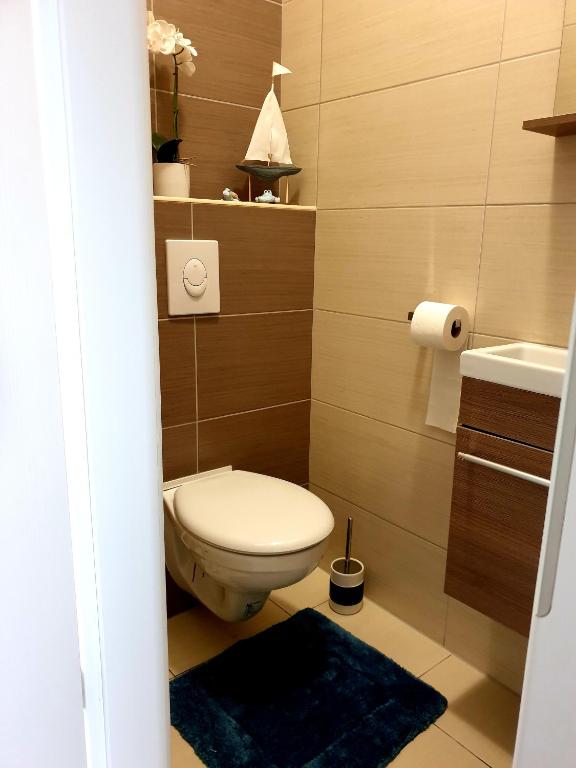 łazienka z toaletą i umywalką w obiekcie Best Panoráma Apartman w Siófoku
