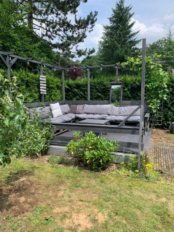 Dubbele chalet op recreatiepark Topparken op de Veluwe in Beekbergen met grote vrije tuin en eigen parkeerplaats - Two-Bedroom House
