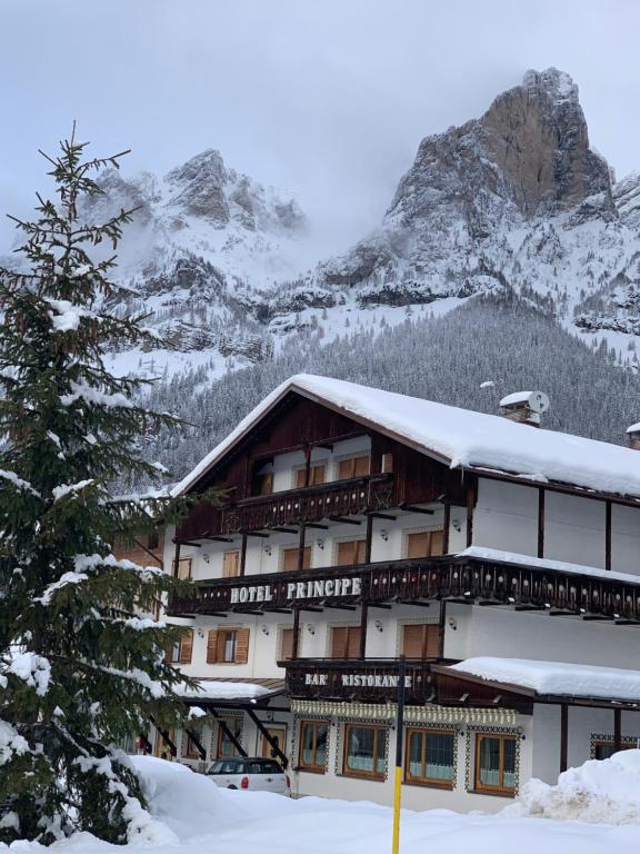 セルヴァ・ディ・カドーレにあるHotel Principeの雪山を背景にしたホテル