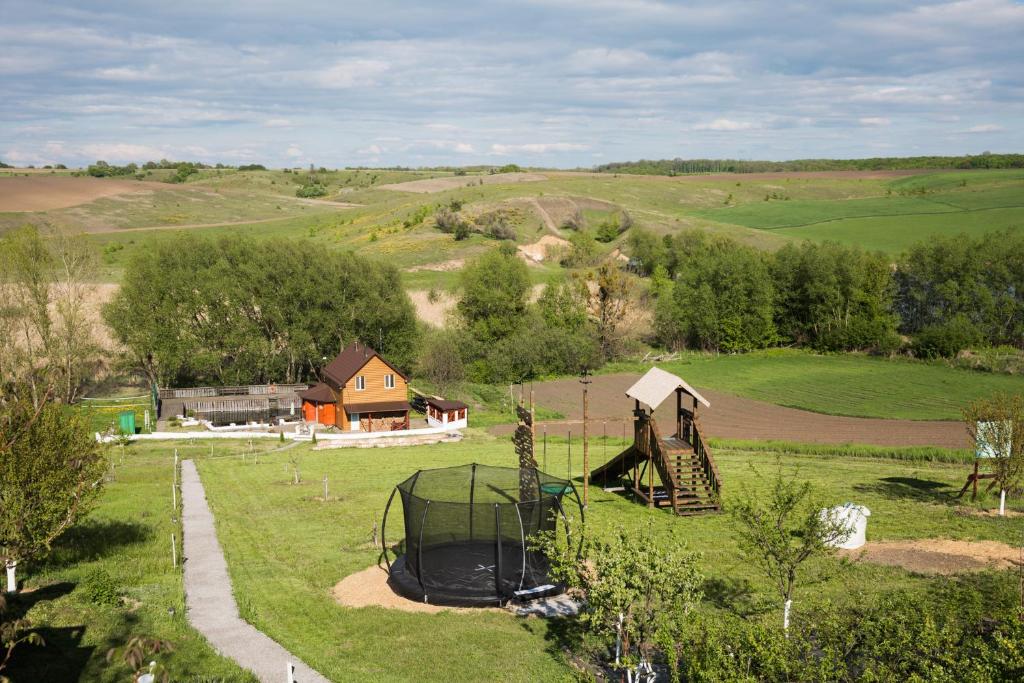- une vue aérienne sur une ferme avec une aire de jeux dans l'établissement Садиба "Банька у джерела", à Salikha