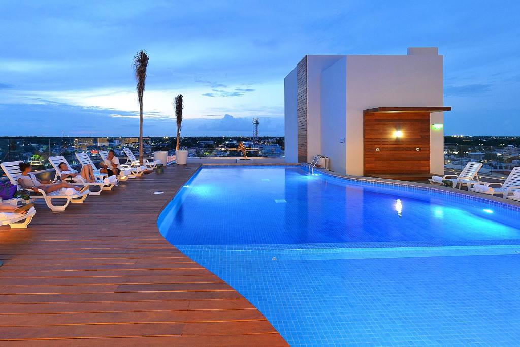 Bazén v ubytování Fiesta Inn Chetumal nebo v jeho okolí