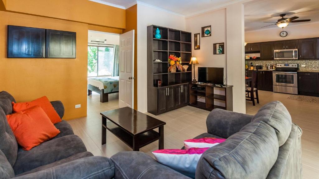sala de estar con 2 sofás y cocina en 2-Bedroom, 2-Bath Condo Near Beach en Coco