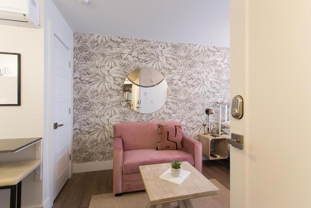 Perfect Business Trip Studio with Full Amenities by Den Stays - Appartement