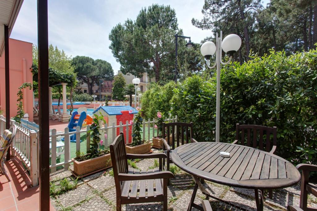 The swimming pool at or close to Hotel Meeting