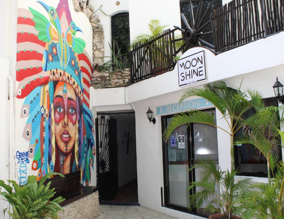 un edificio con una pintura de una mujer en él en Moonshine Hotel en Playa del Carmen