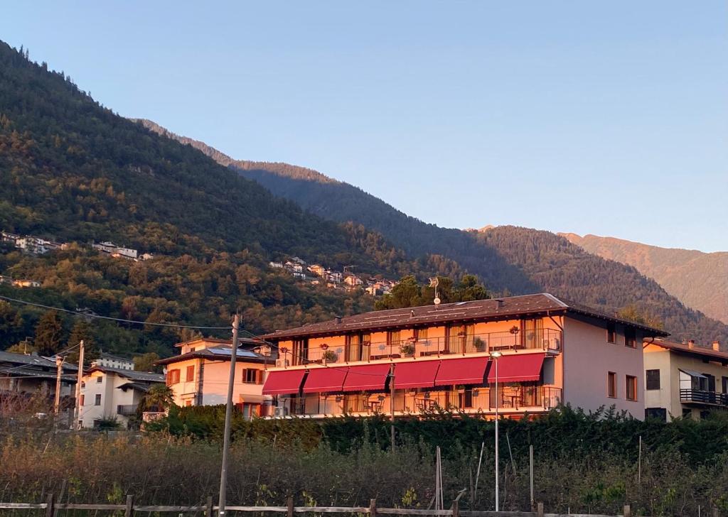 ein Gebäude mit roten Markierungen vor einem Berg in der Unterkunft Locanda al Crap in Tresivio