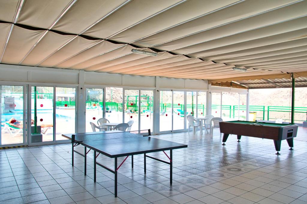 Stolní tenis v ubytování Malibu 2 apartamento con aire acondicionado, campo de tennis y piscina con solarium nebo okolí