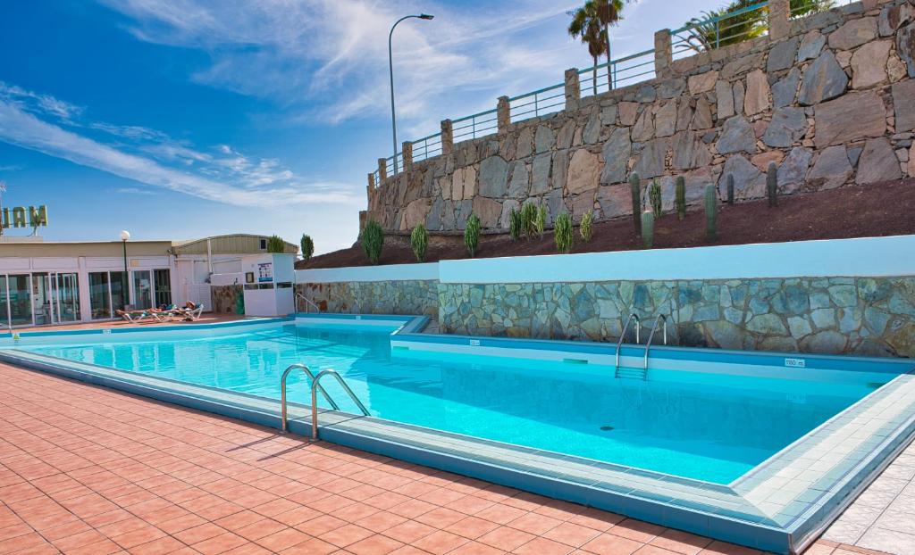 Basen w obiekcie Malibu apartamento con campo de tennis y piscina con solarium lub w pobliżu
