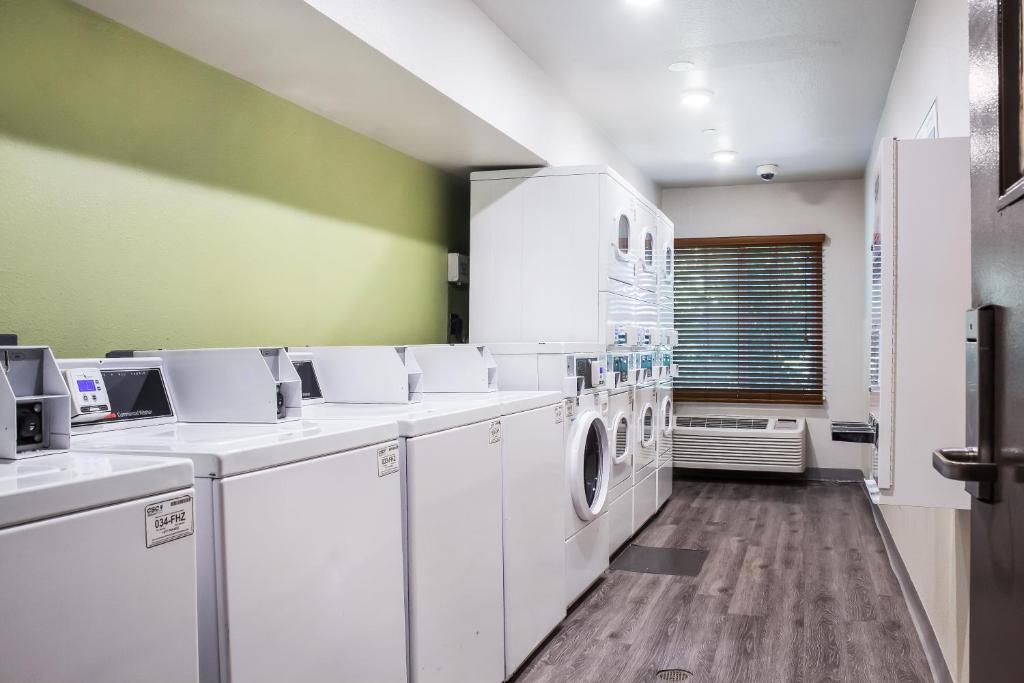 Kuchyň nebo kuchyňský kout v ubytování WoodSpring Suites Conroe