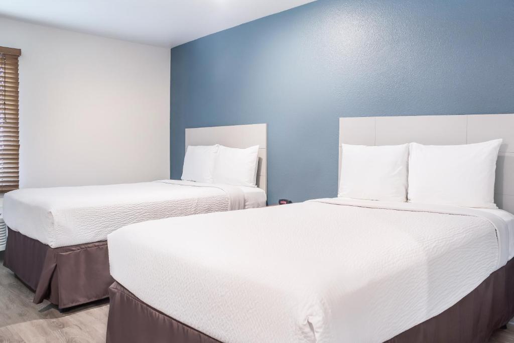 Postel nebo postele na pokoji v ubytování WoodSpring Suites Conroe
