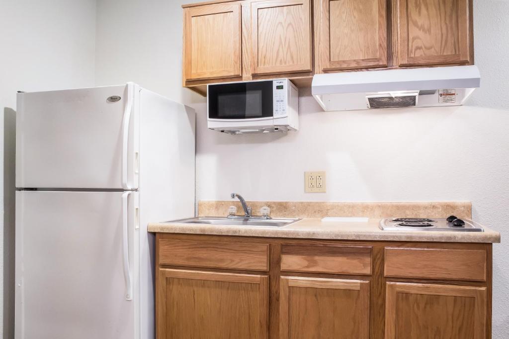 Kuchyň nebo kuchyňský kout v ubytování WoodSpring Suites Conroe