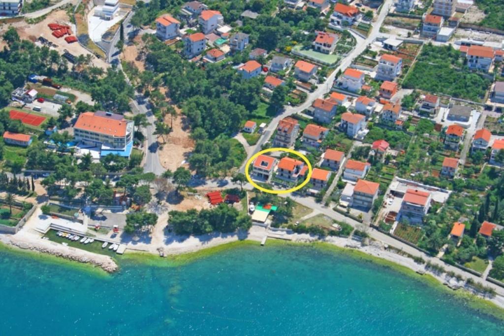 eine Luftansicht eines Resorts mit einem gelben Kreis in der Unterkunft Apartment Bela1 - close to the beach in Trogir