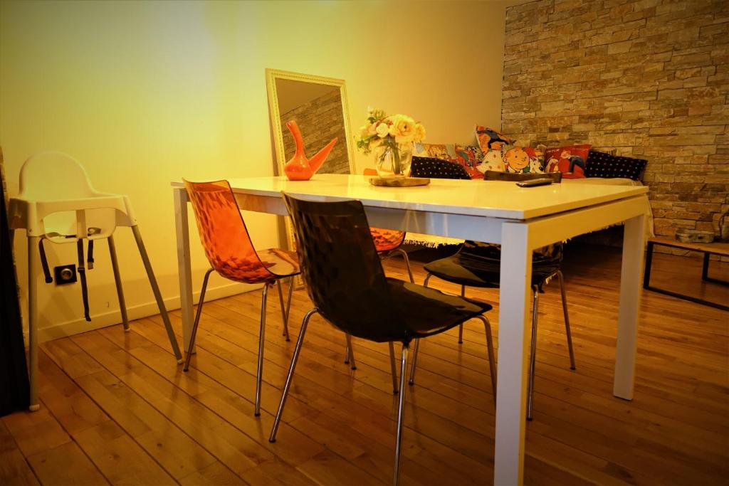 uma mesa branca e cadeiras num quarto em Maison Small Luxury ( planxa,suite,solarium,jacuzzi,pas de vis à vis) em Argelès-sur-Mer