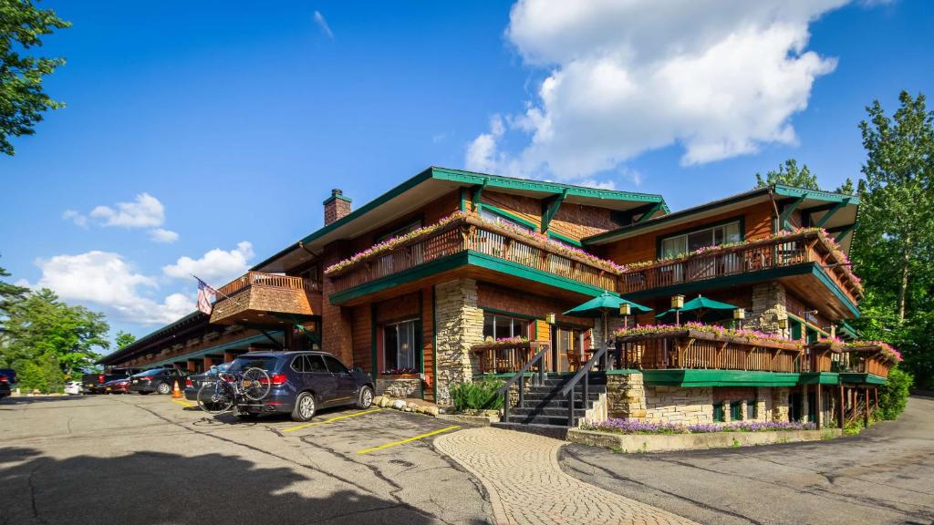 una casa con un coche aparcado delante de ella en Best Western Adirondack Inn, en Lake Placid