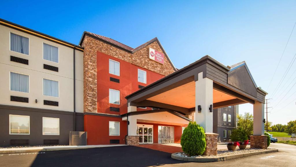 una representación de un hotel con un edificio en Best Western Plus New Cumberland en New Cumberland