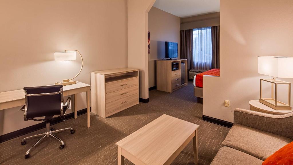 Best Western Plus New Cumberland - King Suite Met Bankbed