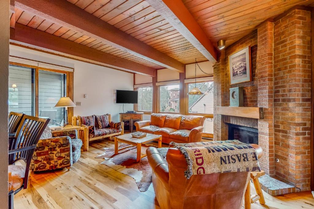 uma sala de estar com mobiliário de couro e uma lareira em Lodge at Steamboat E105 em Steamboat Springs