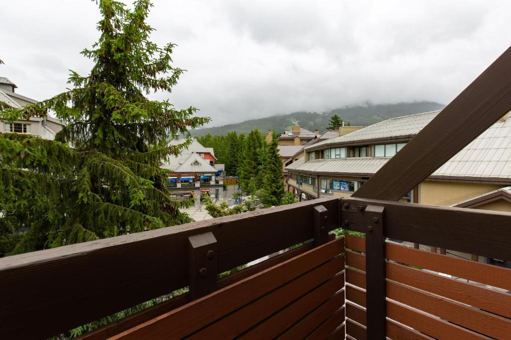 Blackcomb Lodge - King Room With Balcony