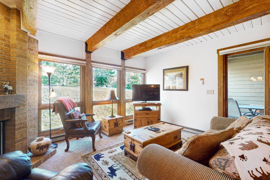 un soggiorno con divano e TV di Lodge at Steamboat B106 a Steamboat Springs