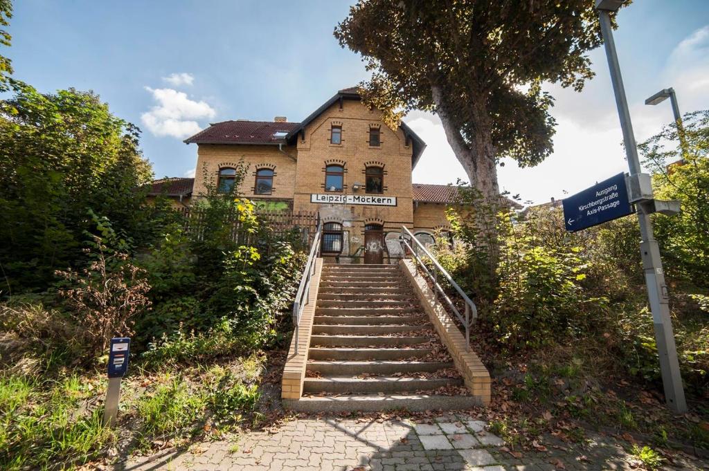 un conjunto de escaleras que conducen a un edificio antiguo en Alte Bahnstation Leipzig (Appartement TWO & ONE), en Leipzig