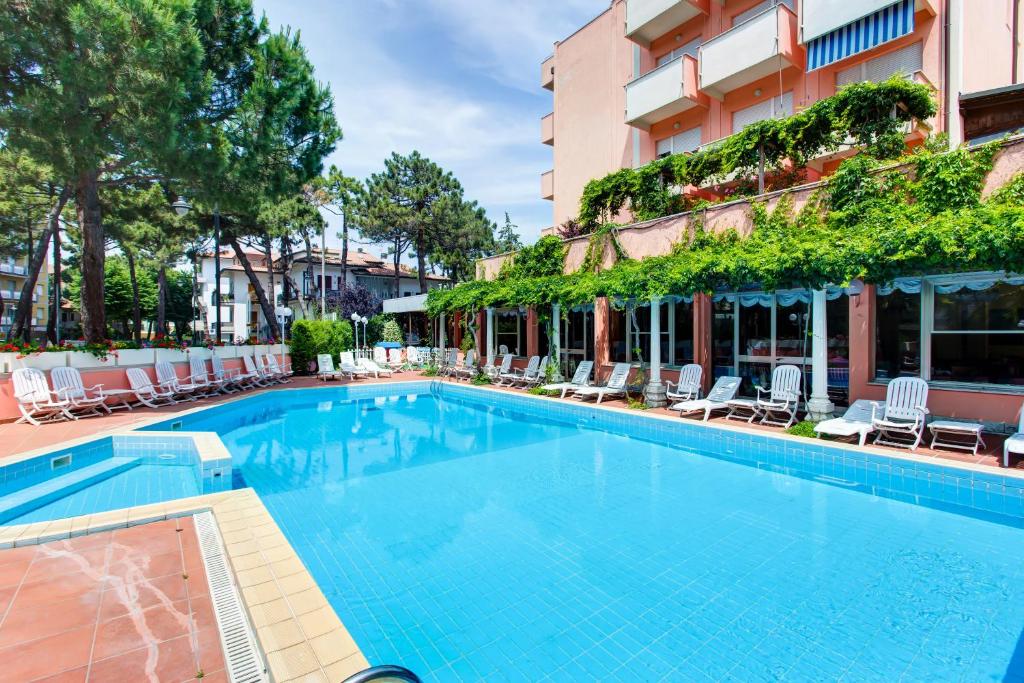 The swimming pool at or close to Hotel Meeting