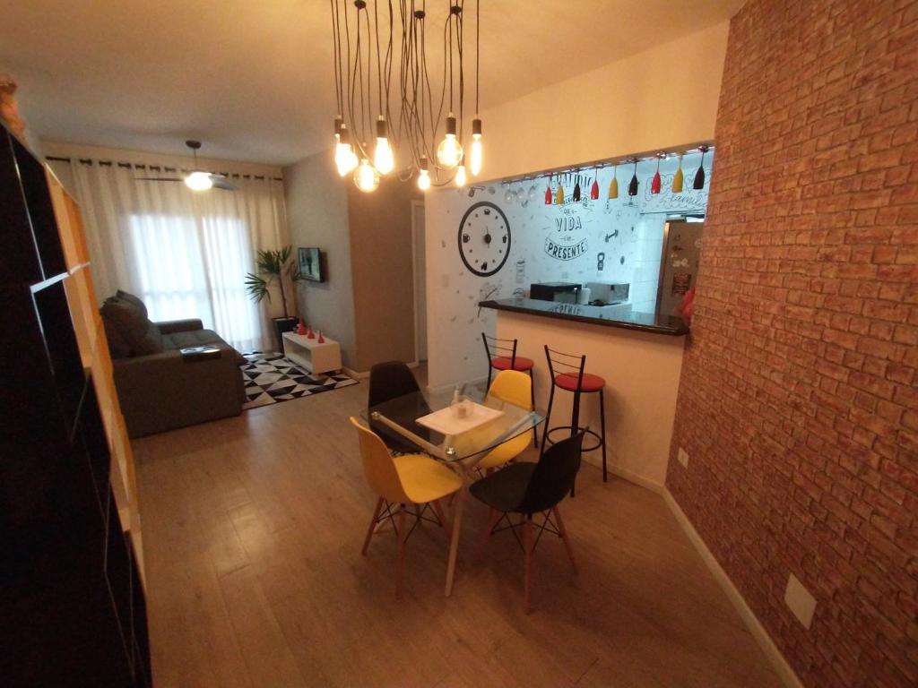 eine Küche und ein Esszimmer mit Tisch und Stühlen in der Unterkunft O Canto do Forte - Praia Grande in Praia Grande