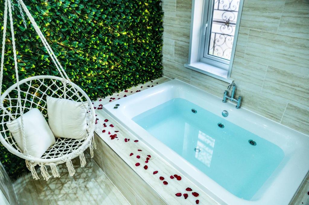 a bath tub in front of a green plant at Luxe bungalow Bradford in Wibsey