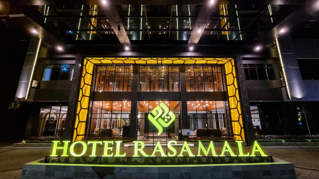 a hotel rasmalia in front of a building at night at Hotel Rasamala in Geutieue