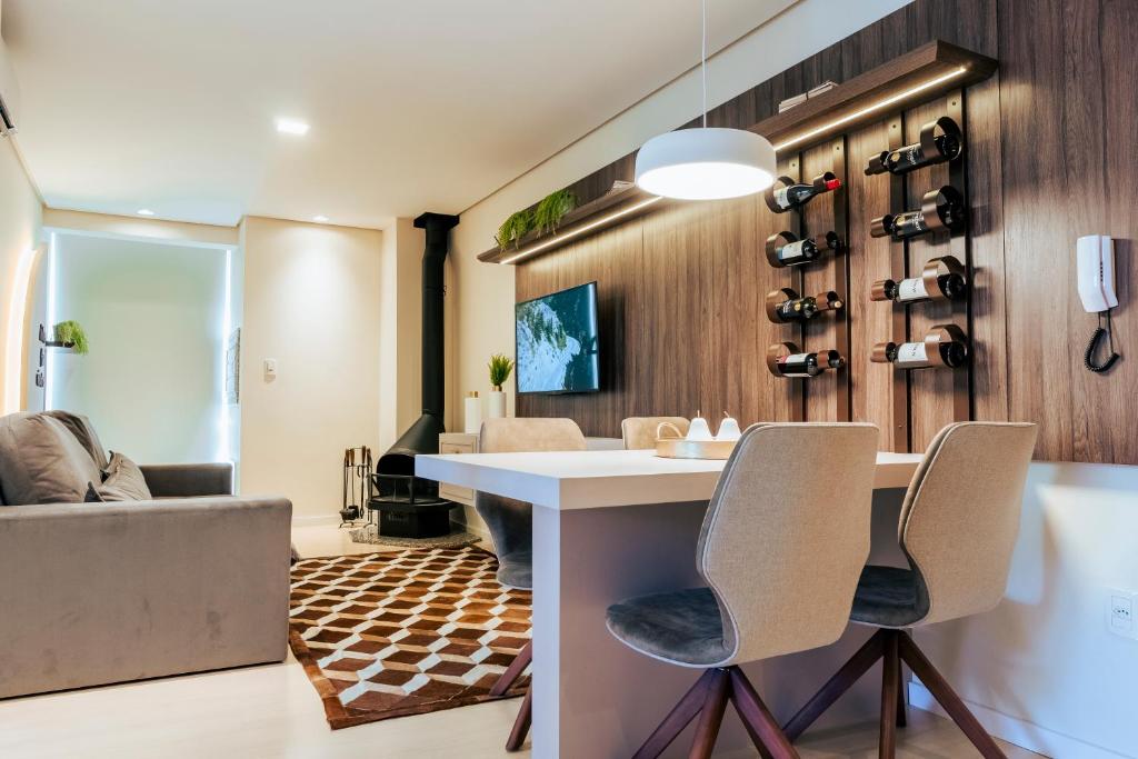 eine Küche mit einem Tisch und Stühlen im Zimmer in der Unterkunft Apartamento Vêneto in Canela